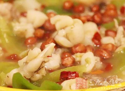 要說水煮肉片,值得一提的是現在的肉片都是掛糊再烹制 要說水煮肉片,值得一提的是現在的肉片都是掛糊再烹制