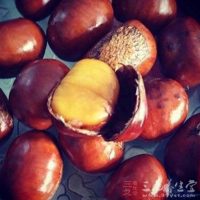 將板栗用清水洗干淨一下