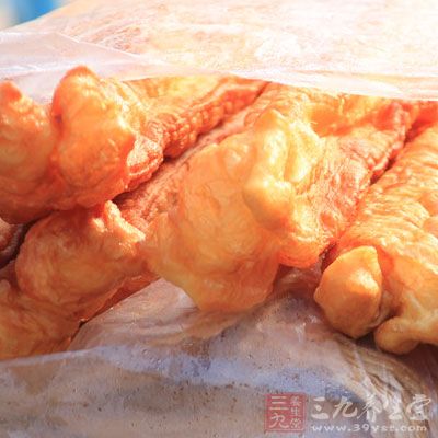 用專門的長筷子不停的翻油條，使油條均勻的受熱，這樣炸出來的油條才蓬松