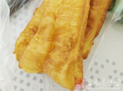 想要炸出美味的油條，首先要掌握一些技巧