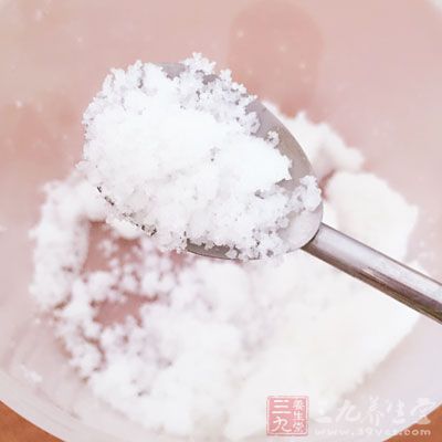 純牛奶200ml，白砂糖50g，雞蛋2個蛋黃，煉奶2勺，蜂蜜1勺
