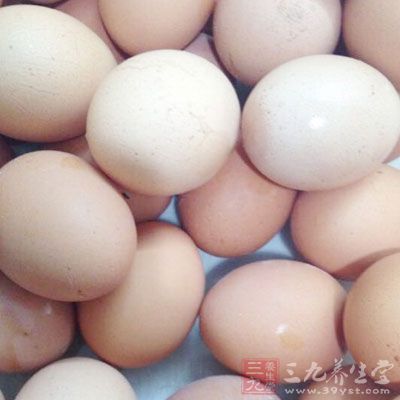 雞蛋4個，4大勺糖，巧克力