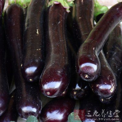 茄子兩條，豬絞肉適量，香蔥一條，姜末，蒜末適量，紅油豆瓣醬1大匙