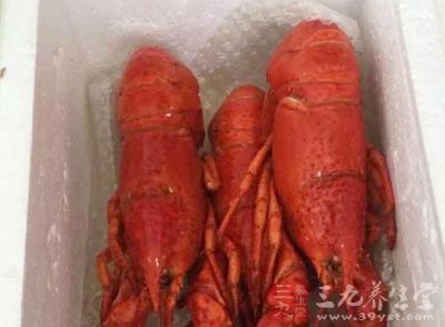 龍蝦1只重700克，大蝦200克，蔥、姜各25克，料酒20克，精鹽1.5克，白糖4克