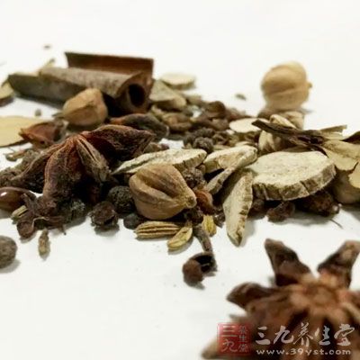 油適量，把姜片、八角、干辣椒炸出香味