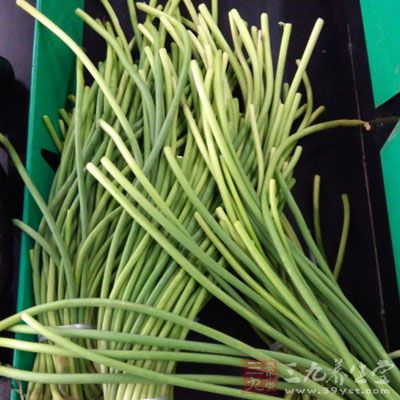 接著加入辣椒碎末少許、紅洋蔥、蒜苗及蕃茄丁快炒