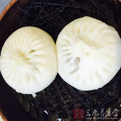 蒸屜上放半干的籠布，放上包子