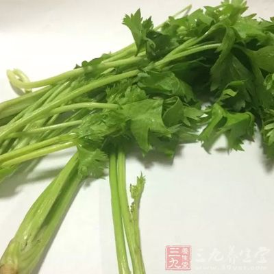 撒上芹菜丁、淋上香油即可 撒上芹菜丁、淋上香油即可