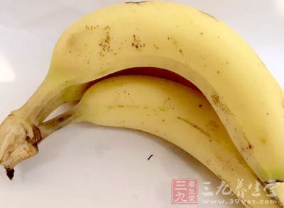 將香蕉切成片狀
