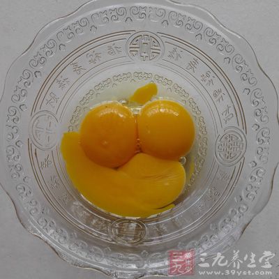 雞蛋打入碗中