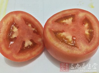 西紅柿1個、小香腸6個、青瓜1條