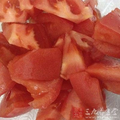 炒鍋加熱放入番茄片刻