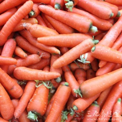 蟹味菇50克、蘆筍50克、胡蘿卜20克 蟹味菇50克、蘆筍50克、胡蘿卜20克