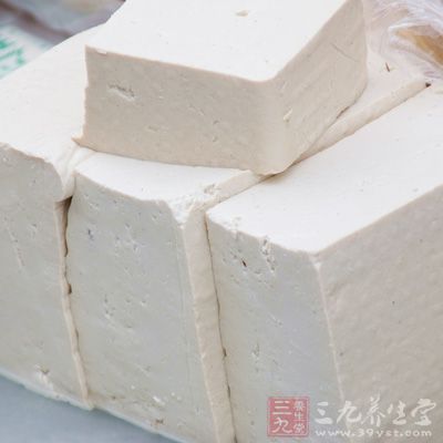 南豆腐300克、蒸南瓜150克、鹹蛋黃2個 南豆腐300克、蒸南瓜150克、鹹蛋黃2個