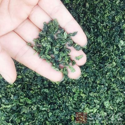排骨半斤,青紅椒,洋蔥,綠茶,蒜末,鹽,油,生粉 排骨半斤,青紅椒,洋蔥,綠茶,蒜末,鹽,油,生粉
