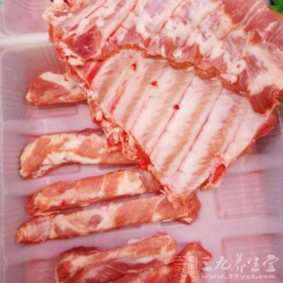 在烤時再用腌排骨時剩下的水,不夠的可用放少少生抽老抽、兩種烤醬加上3--4湯匙蜂蜜 在烤時再用腌排骨時剩下的水,不夠的可用放少少生抽老抽、兩種烤醬加上3--4湯匙蜂蜜