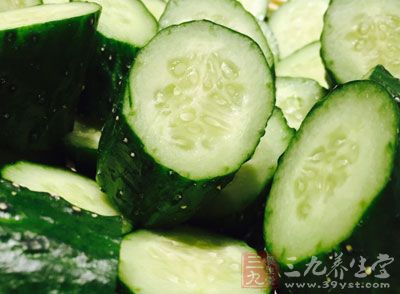 嫩黃瓜,生抽1.5匙,鹽1小匙,蜂蜜1匙 嫩黃瓜,生抽1.5匙,鹽1小匙,蜂蜜1匙