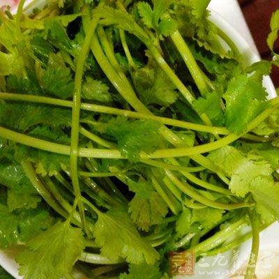 黃瓜500克,紅辣椒2個,香菜50克,蒜頭1個 黃瓜500克,紅辣椒2個,香菜50克,蒜頭1個