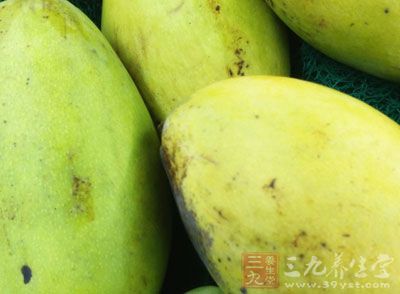 木瓜一個、鮮牛奶500克，清水一大碗、冰糖適量
