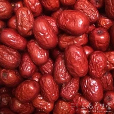 用黑米同糯米，紅棗，當歸一起熬成粥就可了