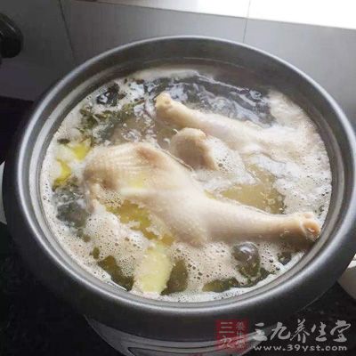 湯鍋內倒入高湯、鮮奶 湯鍋內倒入高湯、鮮奶