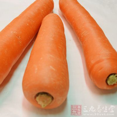 春筍剝去外殼,斜刀切段,胡蘿卜切小片 春筍剝去外殼,斜刀切段,胡蘿卜切小片