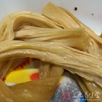 腐竹提前用水泡開，洗淨