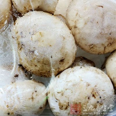 鲑魚150克，蘑菇100克，圓白菜、青椒適量，米飯、香蔥各適量