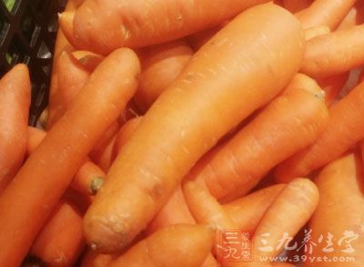 牛肉250克，胡蘿卜、芹菜、洋蔥、蒜各適量，米飯