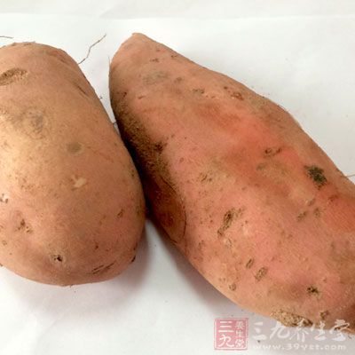 紅薯1個，雞腿2個，洋蔥1/4個，米適量，核桃仁適量，蔥、姜適量
