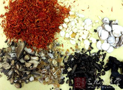 場上搬上來很多中藥材和食材