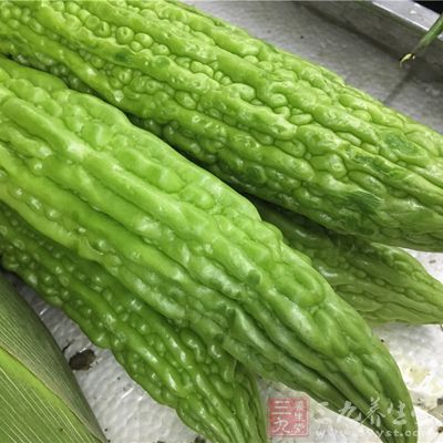 首先，取苦瓜兩根
