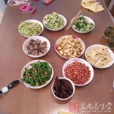 一頓飯，因為完顏的這個虐心的發現，吃的食之無味