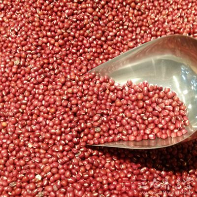先將紅豆薏米浸泡半天，洗淨後放入砂鍋中