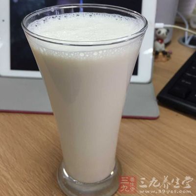 比如動物肝髒、牛奶、蛋類等富含維生素B12的食物