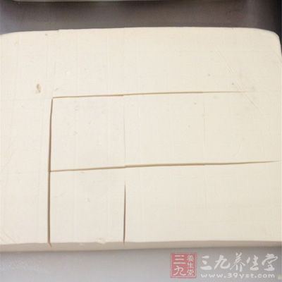 嫩豆腐2塊，香菇幾朵，紅椒末少許