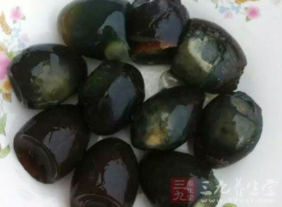 瘦肉1塊(豬腱肉最好),皮蛋2個(無鉛皮蛋,一則健康些,二則石灰味沒那麼大) 瘦肉1塊(豬腱肉最好),皮蛋2個(無鉛皮蛋,一則健康些,二則石灰味沒那麼大)