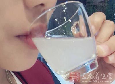 蜂蜜具有潤腸通便的效果,常喝蜂蜜可以幫助排除體內毒素 蜂蜜具有潤腸通便的效果,常喝蜂蜜可以幫助排除體內毒素
