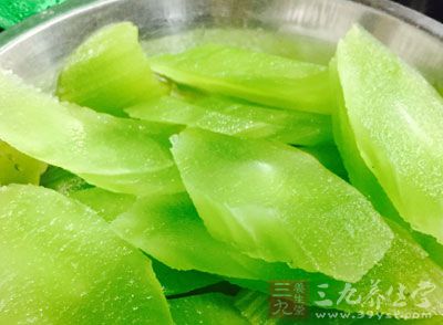 莴苣一根，紅辣椒一個，蒜茸少許，鹽，雞精