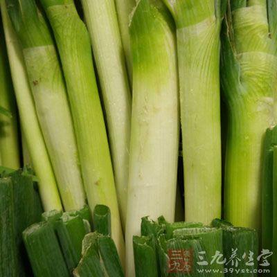 色拉油10克，大蔥5克，白砂糖5克，鹽1克，味精1克