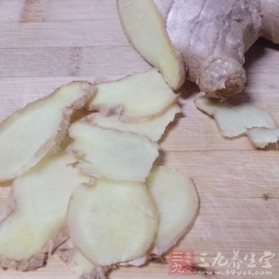 豬肉200克、莴苣1根、生姜、大蒜、干紅辣椒