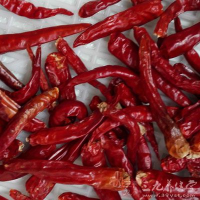 餅皮2張,羊肉60公克,莴苣葉2片,青蒜1支,紅椒適量 餅皮2張,羊肉60公克,莴苣葉2片,青蒜1支,紅椒適量