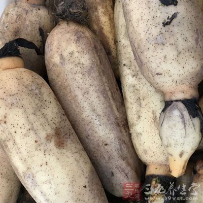 豬排骨500克，蓮藕750克，精鹽10克，胡椒粉3克，蔥段10克，姜片7克