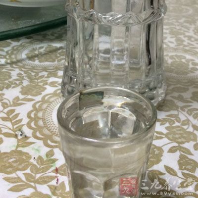 飲白酒，食生韭，令人增病