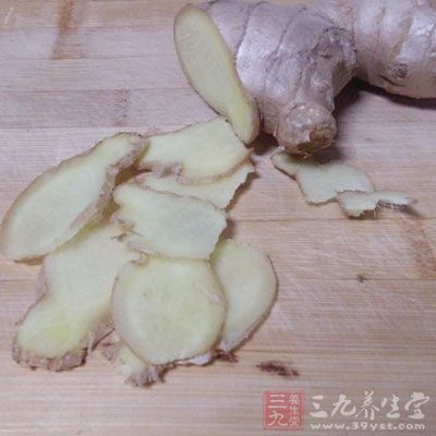 韭菜250克，生姜25克，洗淨切碎搗爛