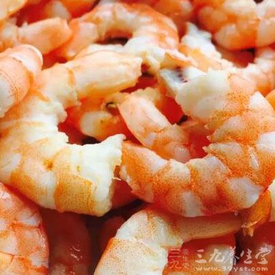 西蘭花1顆，新鮮蝦仁100克，蒜瓣3個