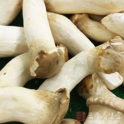 杏鮑菇加入面糊中拌勻，讓每一片菇都能掛上面糊