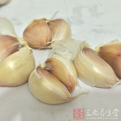 鍋燒熱後，放入油，油7成熱下切好的蒜片，爆香