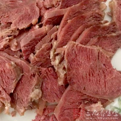 蒜苗200克，牛肉250克，紅辣椒2個，生粉