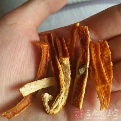 老黃瓜1斤，陳皮1角，碎瑤柱1湯匙，豬腱1斤，粉腸8兩，赤小豆2兩，扁豆1兩